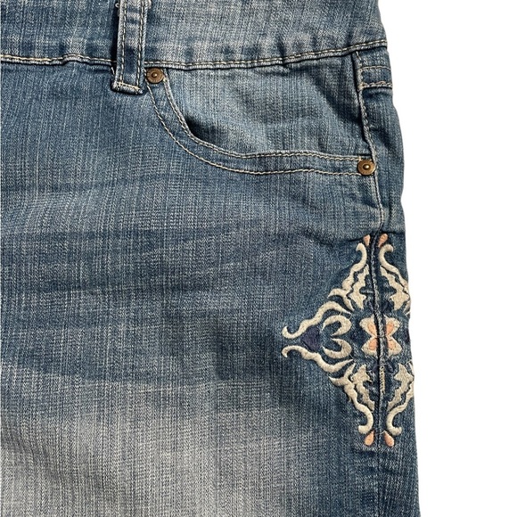 7 for all Mankind embroidered stretch Jean Shorts size 20 - Picture 2 of 10